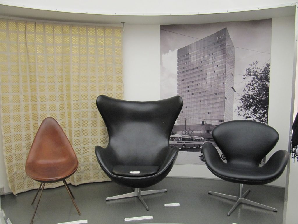 Arne Jacobsen’s Egg and Swan chairs with “floating” minimal bases keep the room simple.
