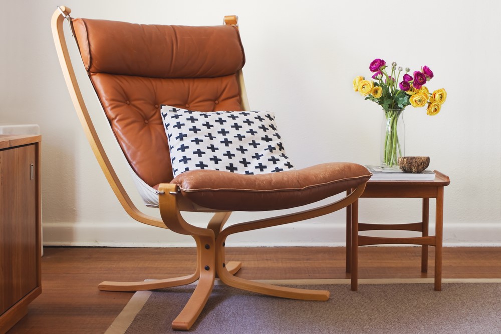 Modern fabrics bring just the needed amount of complexity to the spacious, simple Mid Century Modern room.